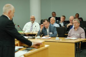 Intensive Diskussion: Nachdem viele Wahlen und Benennungen einhellig abgearbeitet waren, konnten die Rathaus-Chefs in Wetzlar einige aktuelle Themen diskutieren.